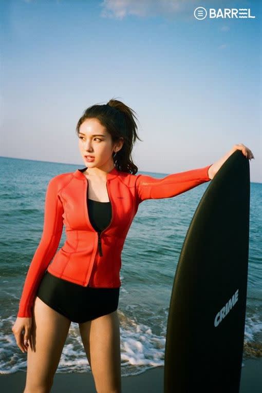 Somi拍攝夏日品牌服裝大秀好身材。（圖／翻攝自getbarrel IG）