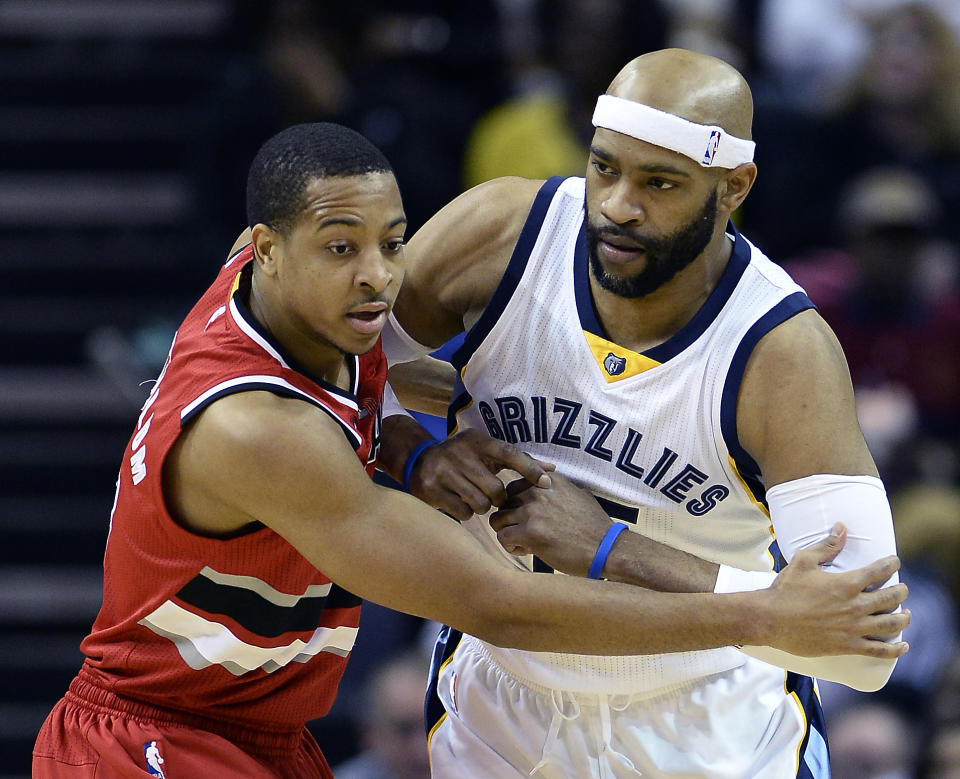 C.J. McCollum（圖左）與Vince Carter。（AP Photo/Mark Zaleski）