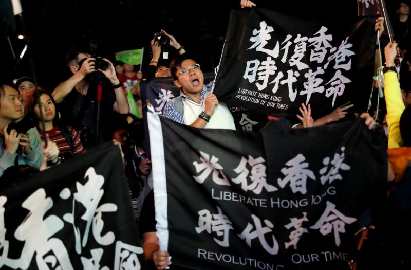 Manifestantes antigubernamentales de Hong Kong asisten a una manifestación en apoyo a la presidenta de Taiwán, Tsai Ing-wen, frente a la sede del Partido Demócrata Progresista (DPP) en Taipéi