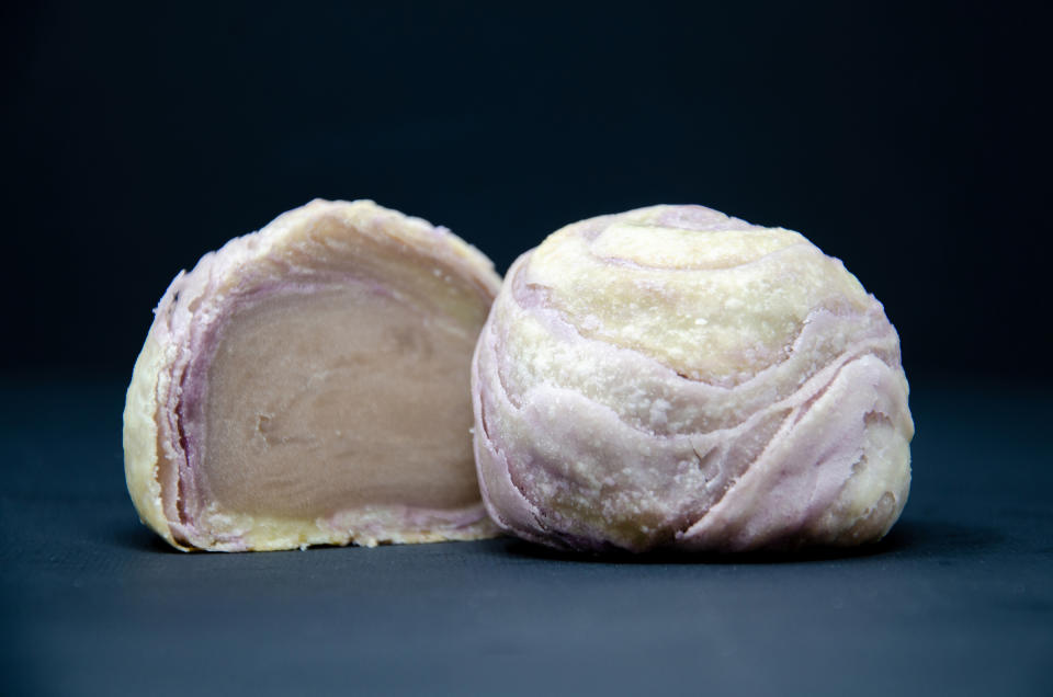 Photo of two round shaped foods on dark background (MKK / Li Kong)