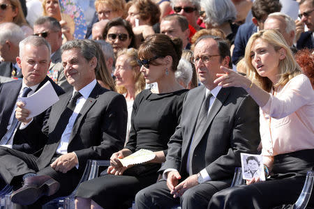 From L-R, the President of the French National Assembly Francois de Rugy, former French President Nicolas Sarkozy, his wife Carla Bruni-Sarkozy, former French President Francois Hollande and his partner French actress Julie Gayet talk as they arrive to attend a national tribute at the Pantheon to late Auschwitz survivor and French health minister Simone Veil and her late husband Antoine Veil, in Paris, France, July 1, 2018. Ludovic Marin/Pool via Reuters