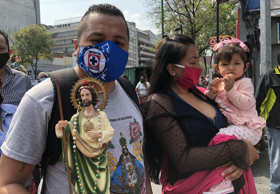 Una familia acudiendo al Templo de San Hipólito en octubre de 2020. (Leonardo Casas / Eyepix Group)