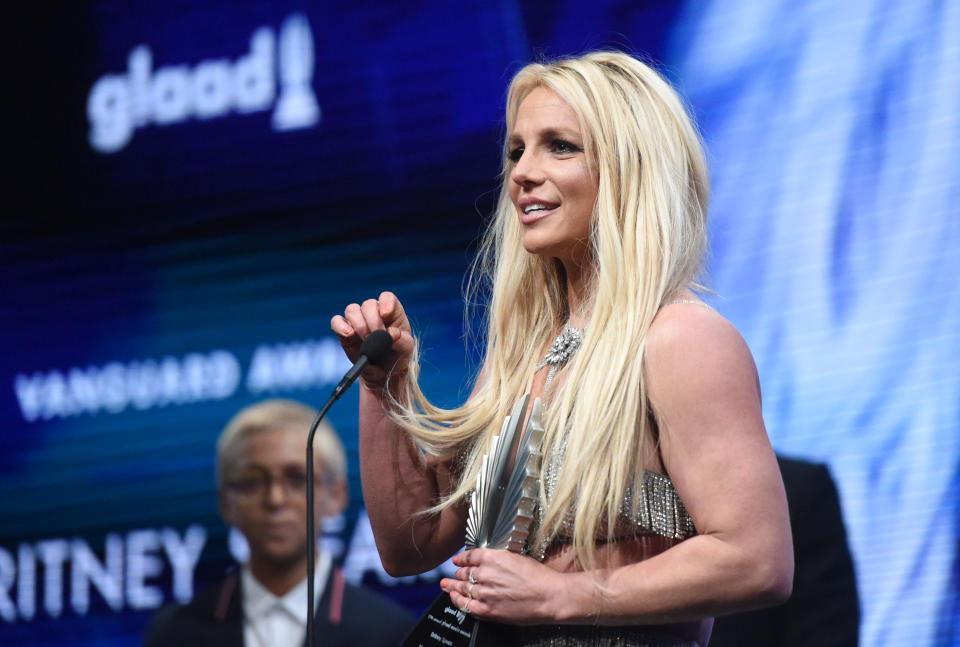 <p>Britney Spears llegó así a la gala de los Premios GLAAD, pero sus fans criticaron su ajustadísimo vestido y le vieron el rostro cansado y muy envejecida. Y muchos hasta repararon en sus piernas/Getty Images </p>