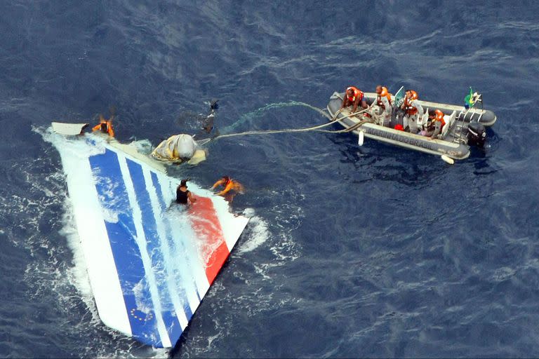 Diez años después de la muerte de 228 personas por el accidente del vuelo AF447 de Air France en un avión Airbus que viajaba desde Río de Janeiro a París, la justicia francesa sobreseyó tanto a la aerolínea como a la empresa fabricante y los familiares de las victimas apelarán la decisión