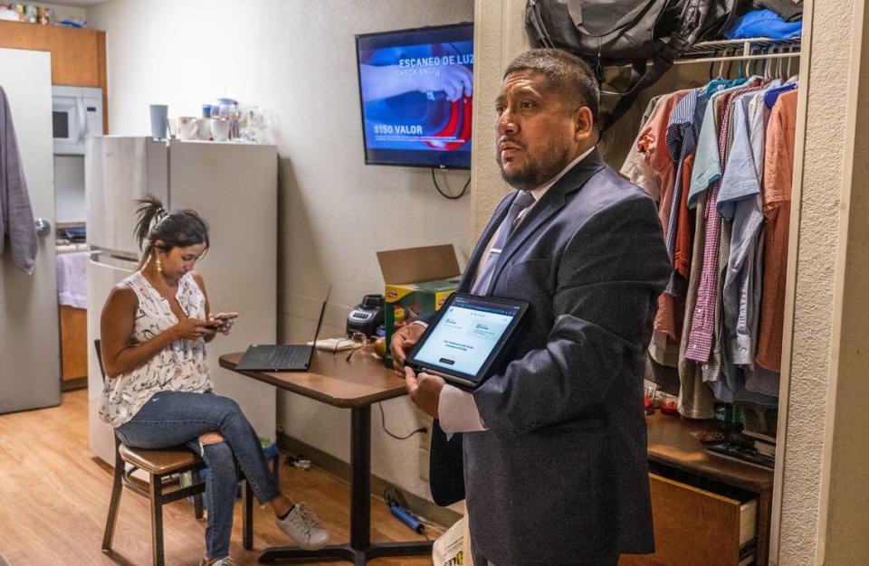 Attorney Jorge de la Cruz with Mendoza Immigration talks on Thursday, Aug. 31, 2023, about the process to seek asylum with the migrants brought to Sacramento from Texas by the state of Florida earlier this summer. Hector Amezcua/hamezcua@sacbee.com