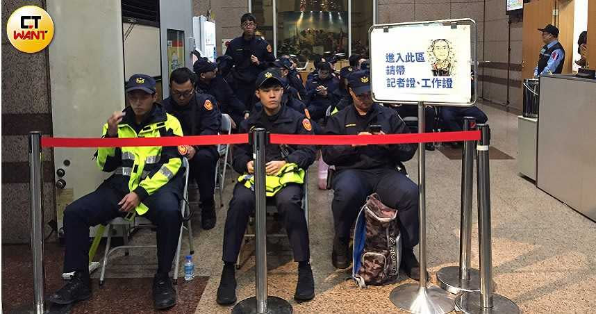 大批警力駐守國民黨部，以維持現場秩序。（圖／陳柔瑜攝）