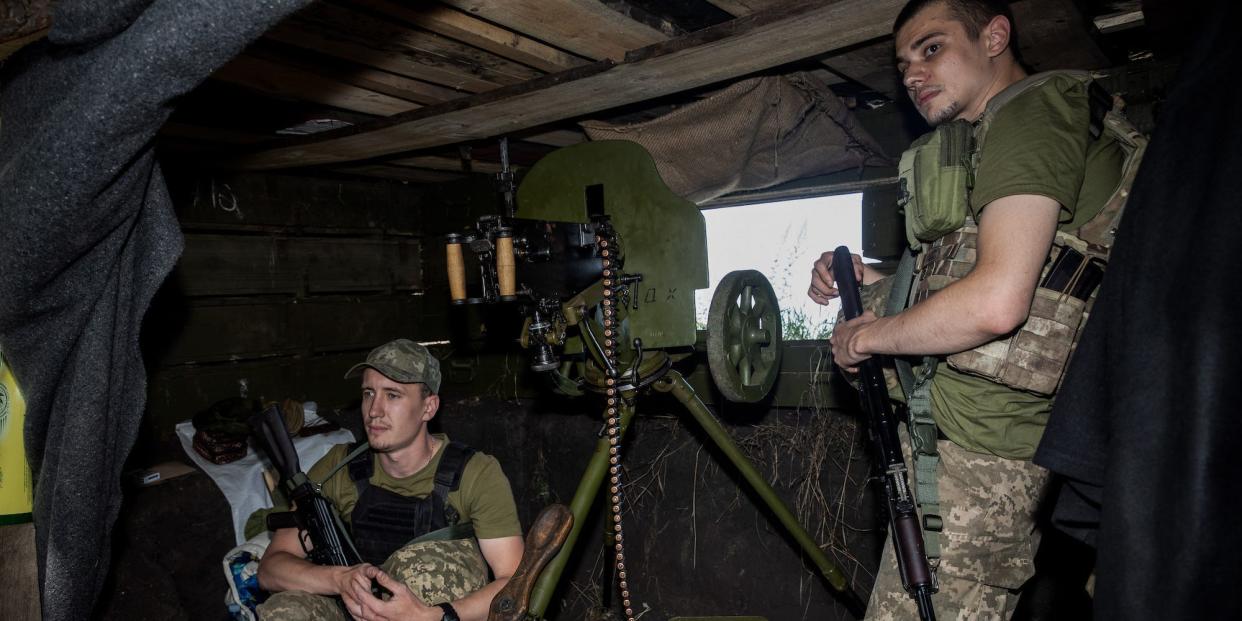 Ukrainian troops next to a Maxim machine gun.