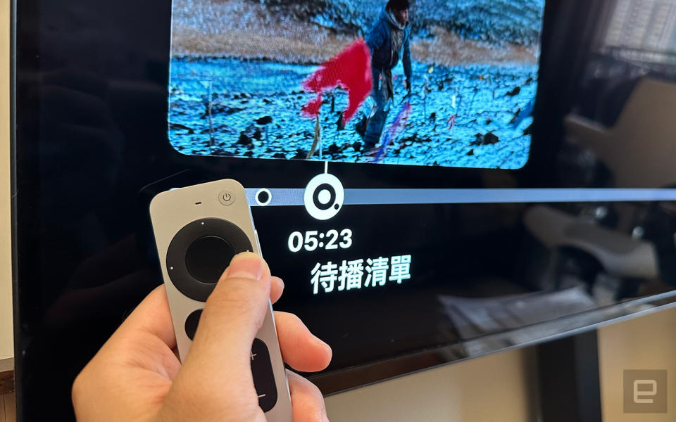 Siri 遙控器可以沿著圓形邊緣轉動，算是重現了 iPod 經典的操作方式。