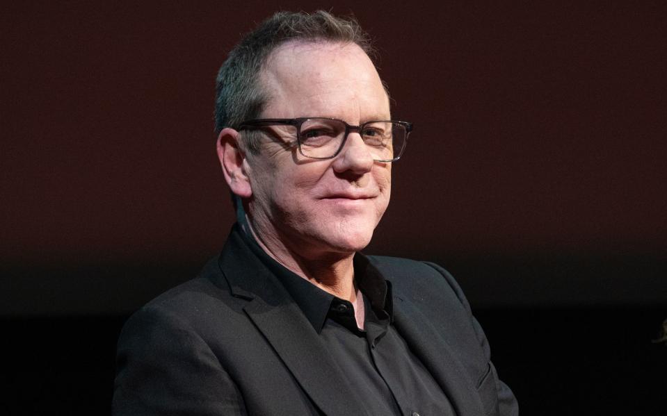 In der Thriller-Serie "Rabbit Hole" verkörpert Schauspieler Kiefer Sutherland die Rolle des Spions John Weir. (Bild: 2023 ViacomCBS/Noam Galai)