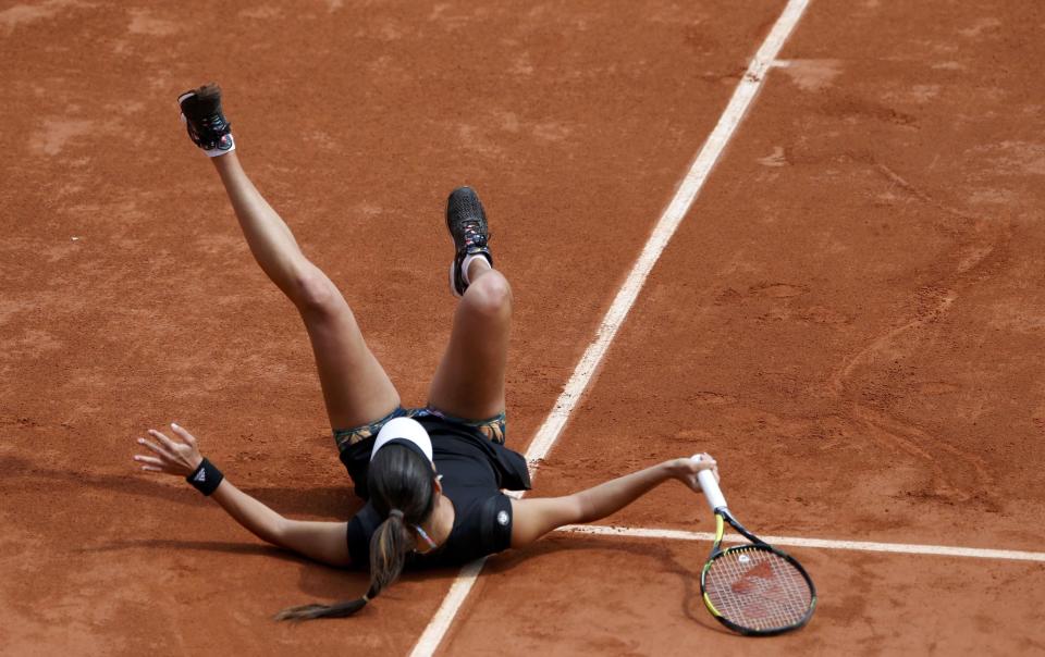 Ana Ivanovic of Serbia falls during her women's quarter-final match against Elina Svitolina of Ukraine during the French Open tennis tournament at the Roland Garros stadium in Paris, France, June 2, 2015. REUTERS/Pascal Rossignol