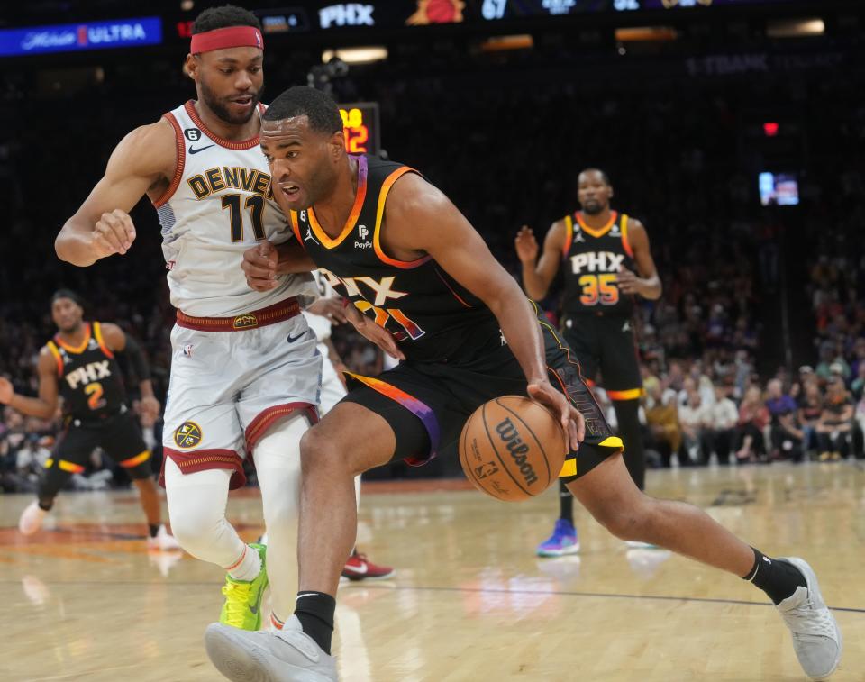 L'attaquant des Phoenix Suns TJ Warren (21 ans) dépasse l'attaquant des Denver Nuggets Bruce Brown (11 ans) lors du troisième match des demi-finales de la Conférence Ouest au Footprint Center de Phoenix le 5 mai 2023.