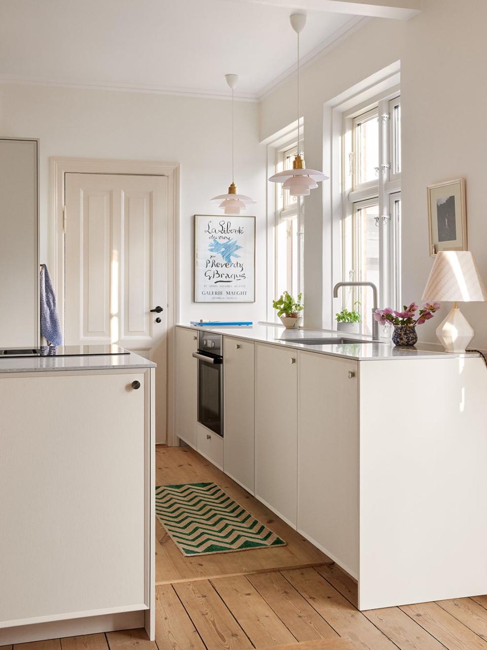 white kitchen cabinets