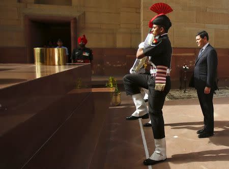 Australia's Defence Minister Kevin Andrews (R) pays his respect at the India Gate war memorial in New Delhi, September 2, 2015. REUTERS/Anindito Mukherjee