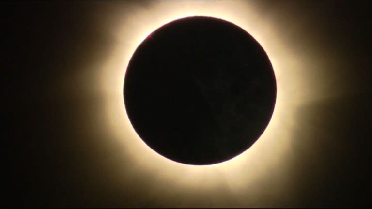 Miles de personas aclamaron este miércoles al amanecer, en el norte tropical de Australia, un eclipse total de Sol, ocultado por la Luna. Un fenómeno inusual que duró sólo dos minutos.