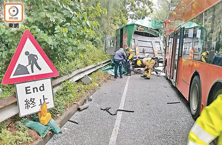 中型貨車車尾被撞凹，司機當場死亡。