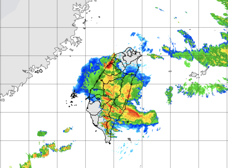 苗栗縣部分地區降下驚人雨勢，三義鄉因豪雨造成多處道路坍方，鄉公所稍早發布，從上午10點起全鄉停止上班、上課。（中央氣象局提供）