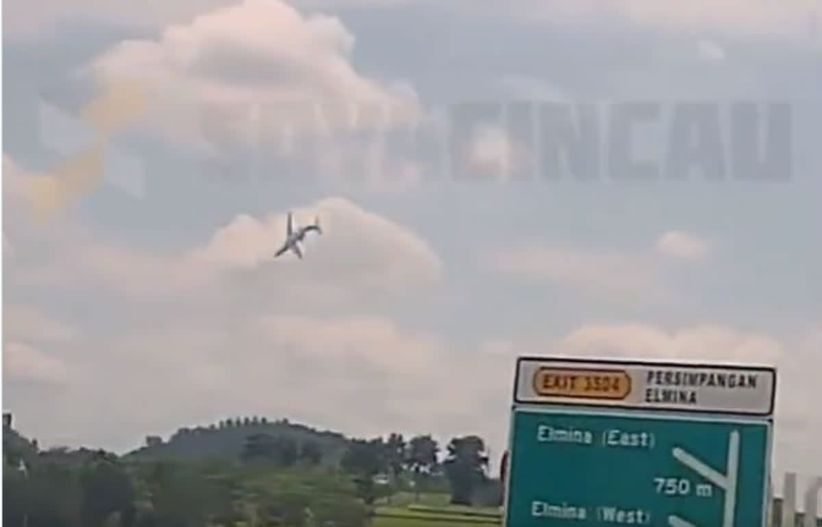 Seconds before a small plane came crashing down on a highway in Malaysia (Screen grab/ Twitter )