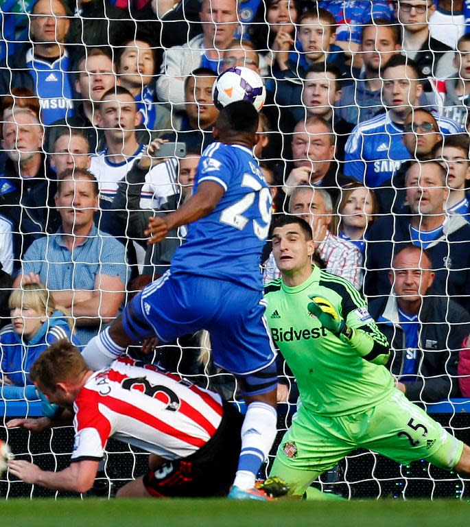 Chelsea's Samuel Eto'o (2nd L) scores beating Sunderland's goalkeeper Vito Mannone (R) during an English Premier League football match at Stamford Bridge in London on April 19, 2014