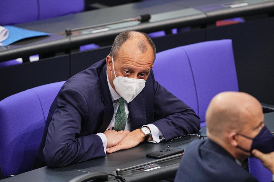 Friedrich Merz CDU (l), designierter CDU-Bundesparteivorsitzender, und Ralph Brinkhaus (CDU), Vorsitzender der CDU/CSU-Bundestagsfraktion (r), zu Beginn der dreitägigen Debatte über die Politik der Ampel-Koalition im Bundestag bei der Regierungsbefragung.