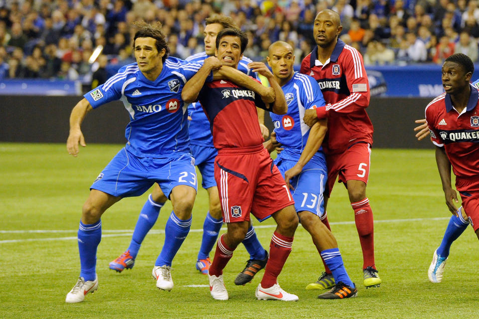 Bernardo Corradi (#23) et Pavel Pardo (#17) bataillent pour l'obtention du ballon lors du match disputé samedi le 17 mars, au Stade olympique. (Photo by Richard Wolowicz/Getty Images)