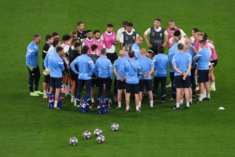 Guardiola talks to his players at the Ataturk Stadium (Getty Images)