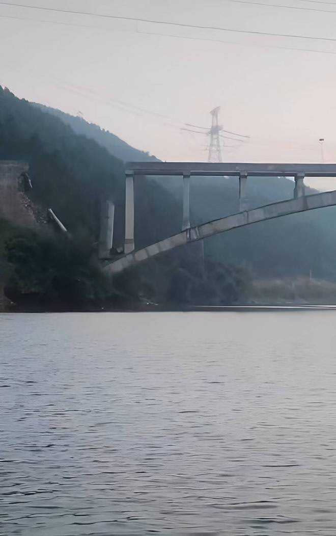 廣西賀州八步區步頭大橋發生坍塌。（圖／翻攝自微博）