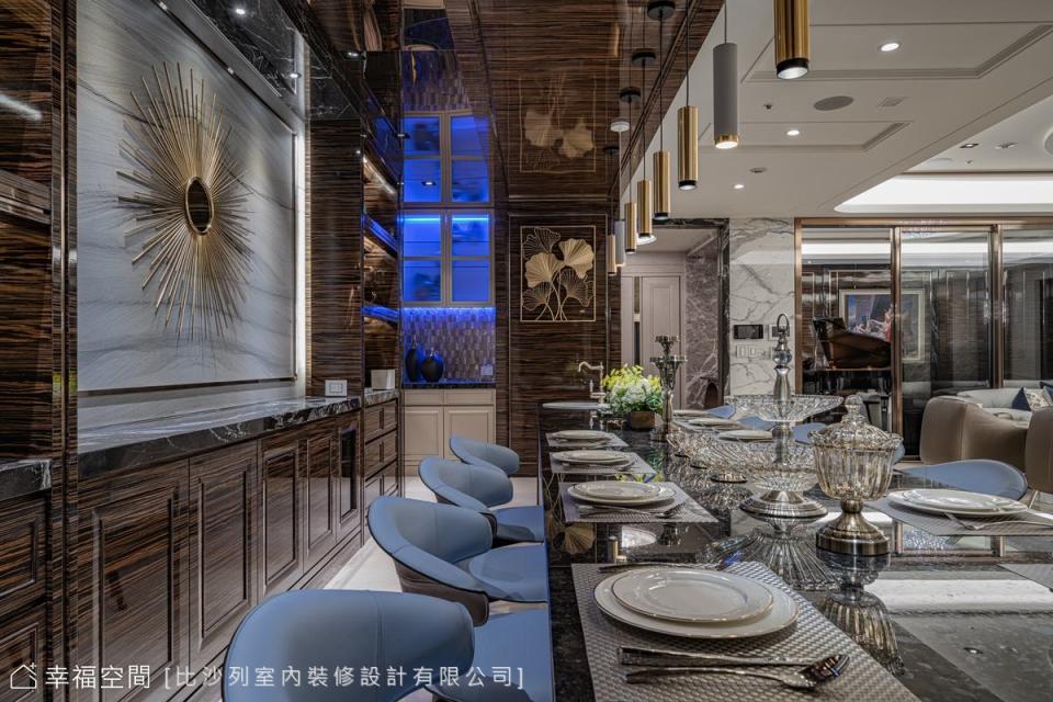 廚房與餐廳間設置Mini吧，賦予調酒、烹煮咖啡功能，加入藍光設計，成為餐廳的視覺焦點。