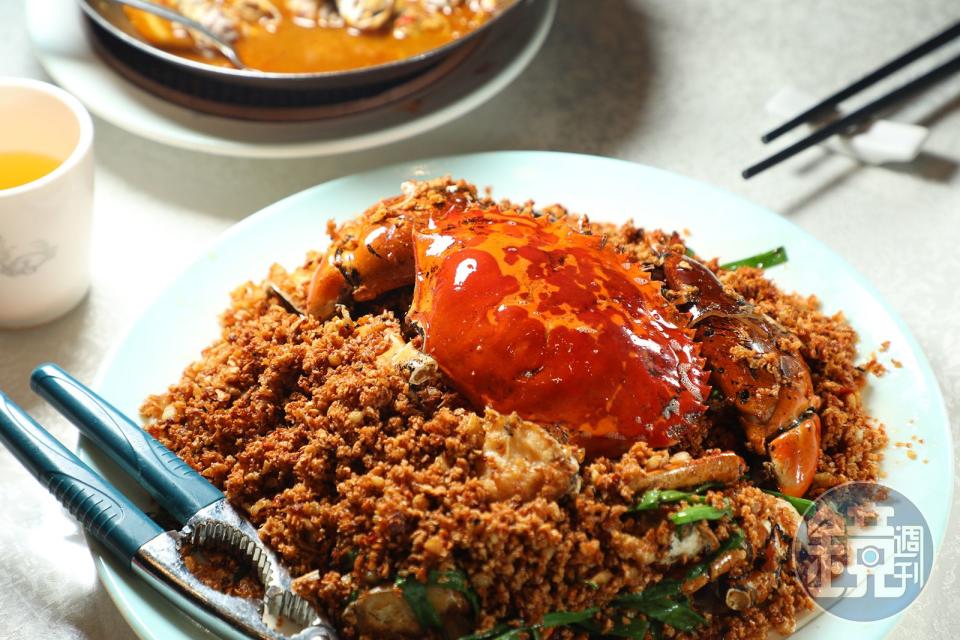 避風塘炒辣蟹是許多遊客與對香港海鮮念念不忘的美味記憶，噴香蒜酥配上軟糯白粥更是一絕。（港幣780元／小份）