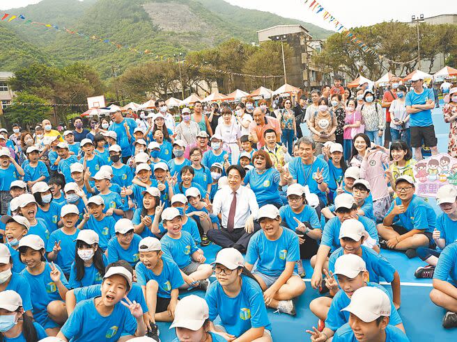 新北市萬里國小6日歡慶110周年校慶，副總統賴清德（白衣者）也重返母校獻上祝福。（黃敬文攝）