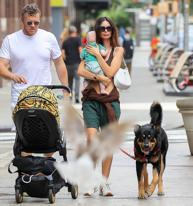 emily ratajkowski con su hijo Sylvester y su exmarido Sebastian