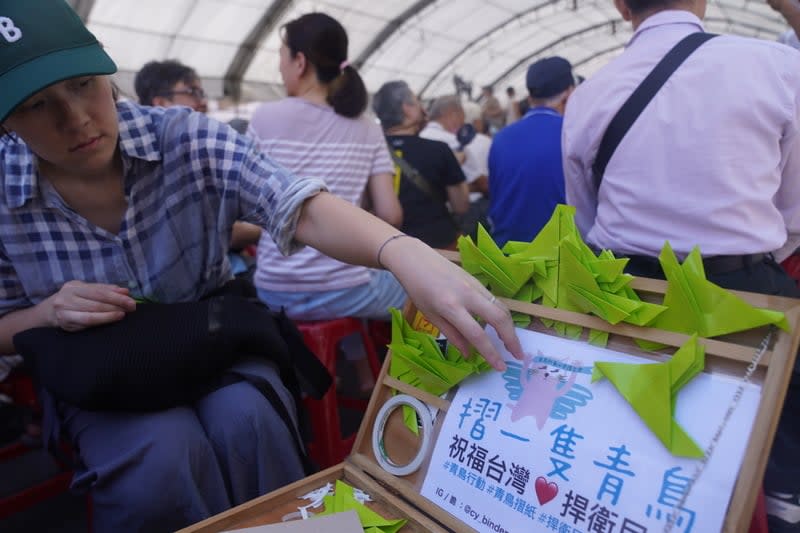 「青鳥行動」支持者在開票後以「青鳥摺紙」為台灣祈福，盼捍衛民主。中央社