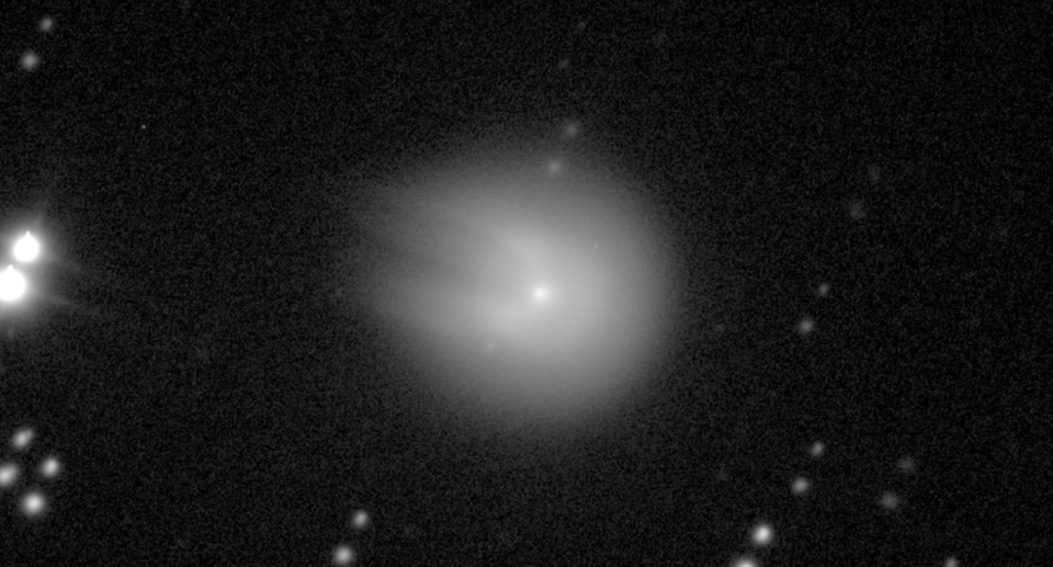Zdjęcie 12P/Pons-Brooks, znane jako Diabelska Kometa, ukazuje dwa warkocze na niebie.