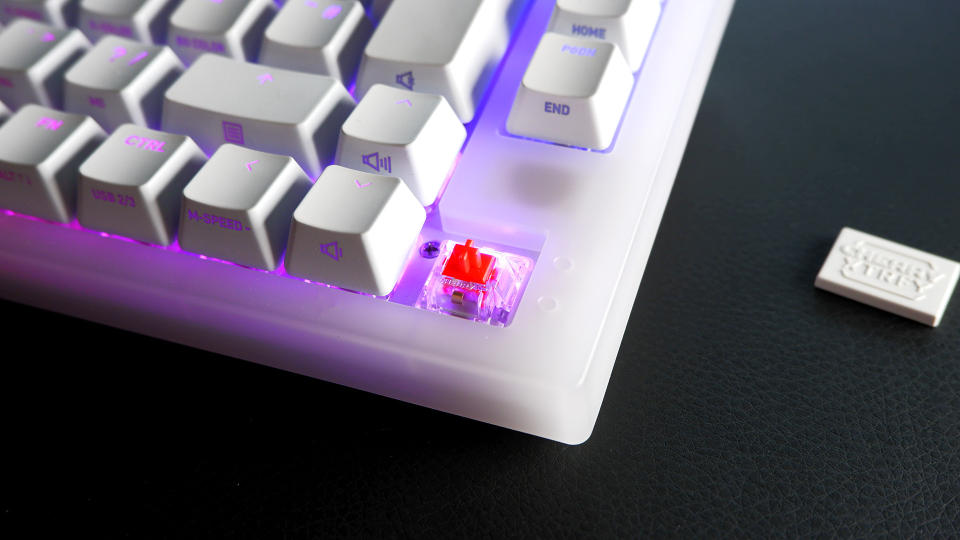 Το πληκτρολόγιο gaming Cherry K5V2 με το νέο Cherry MX2A ενεργοποιείται σε ένα γραφείο.