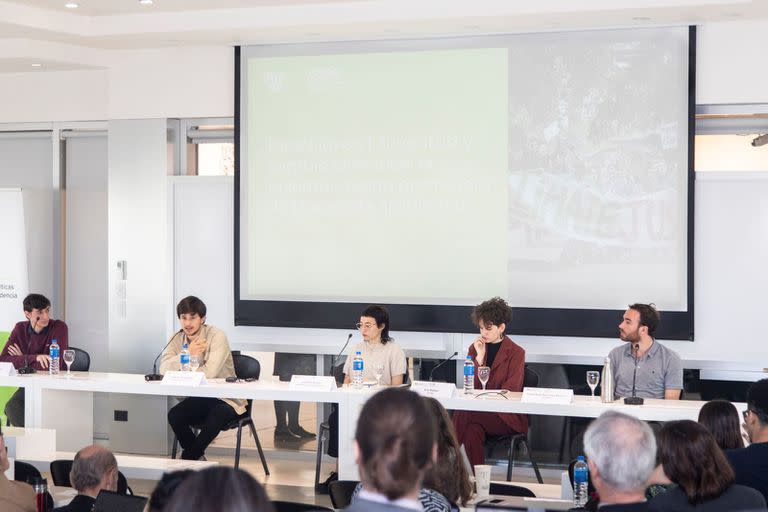 Francisco Olivero (estudiante), Gastón Tenembaum (cofundador de Jóvenes por el Clima), Josefina Amore (periodista y productora), Ana Bakker (estudiante) y Francisco Sánchez Moreno (director de Reciclado y Economía Circular del Gobierno de la Ciudad de Buenos Aires)