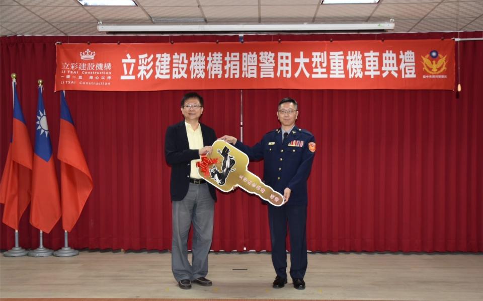 在捐贈典禮上，霧峰警分局長陳祥麟代表警方接受了這份善舉，並對立彩建設機構的慷慨表示感謝。（記者謝榮浤翻攝）