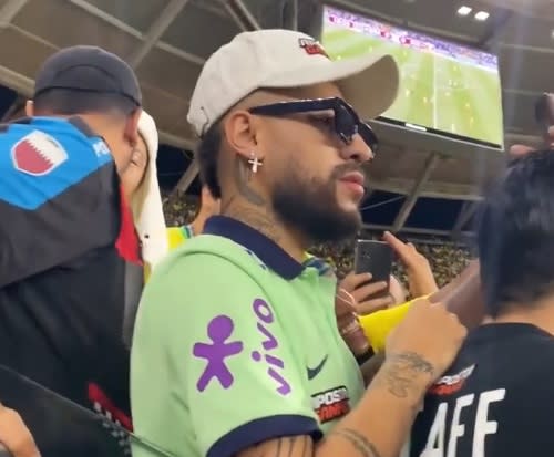 Fans go mad for lookalike Neymar at Qatar World Cup