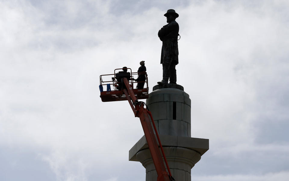 <p>Workers prepare to take down the statue of Robert E. Lee, former general of the Confederacy, which stands in Lee Circle in New Orleans, May 19, 2017. The city is completing the Southern city’s removal of four Confederate-related statues that some called divisive. (Photo: Gerald Herbert/AP) </p>