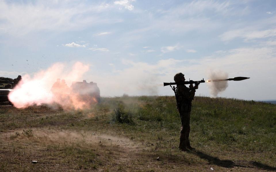 A Ukrainian serviceman fires a rocket launcher during a military training exercise not far from front line in Donetsk region - ANATOLII STEPANOV/AFP