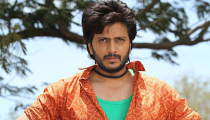 Riteish Deshmukh : This man makes you laugh on social media in his own way. And yes, his videos are funny too.