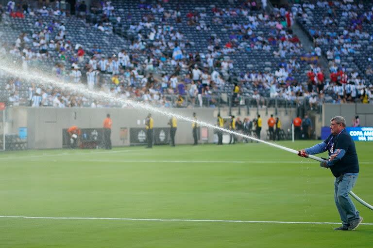 Antes de la entrada en calor, se regó el césped del estadio