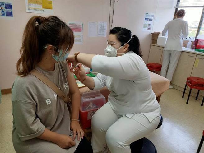 醫護人員幫民眾施打新冠肺炎疫苗。（胡健森攝）