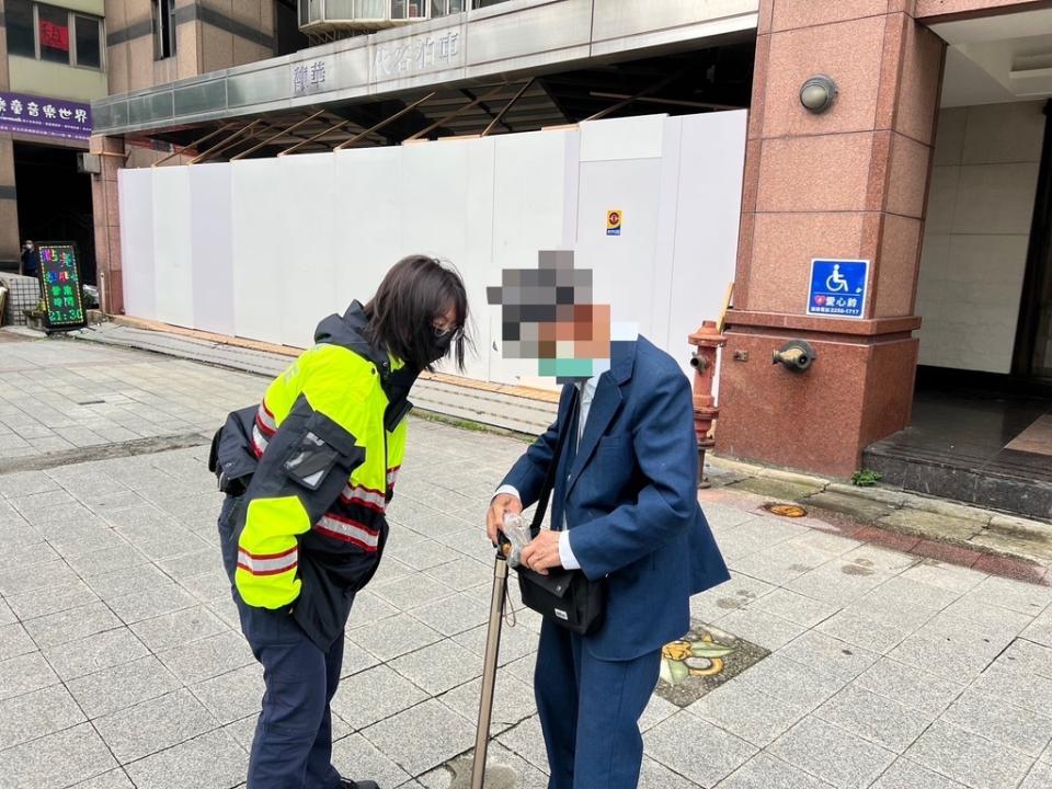 《圖說》文聖所員警劉桂芳關懷於捷運站外徘徊的百歲人瑞。〈海山警分局提供〉