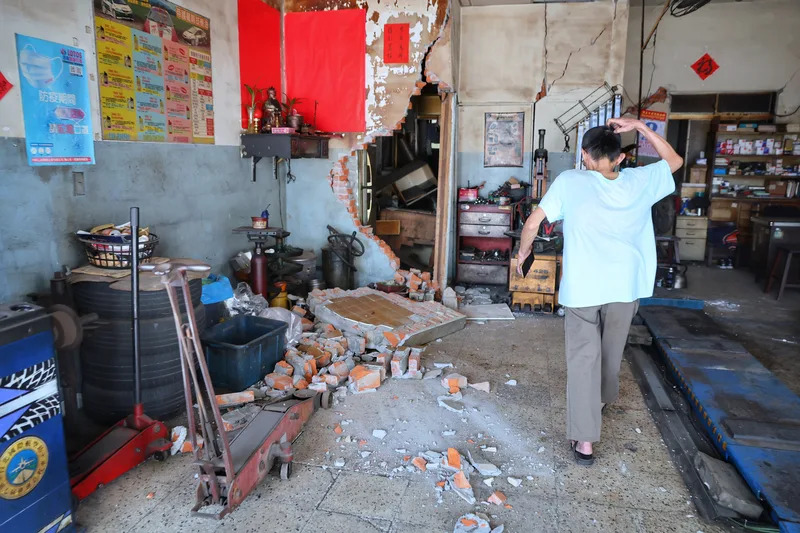 花蓮地震全台有感，台北市部分民宅受損，南港區南港路2段一處店面磚牆倒塌。 中央社記者王飛華攝  113年4月3日