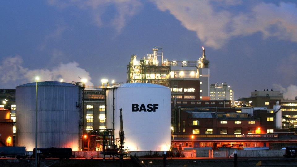 Der Chemiekonzern BASF will seine Bauchemie-Sparte noch bis Ende des Jahres verkaufen. Foto: Frank Rumpenhorst