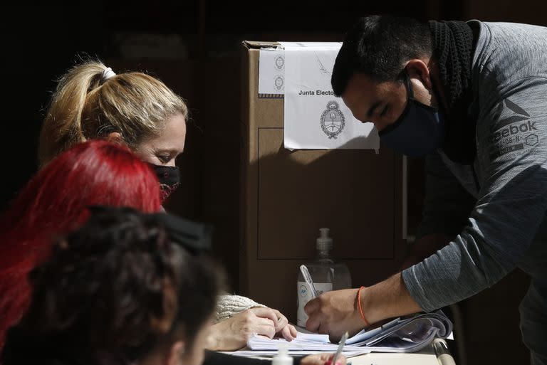 Votación en la Escuela Santa María de Isidro Casanova