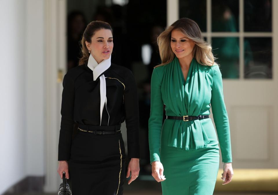 <p>Nachdem sie hart dafür kritisiert wurde, weil sie ein Outfit des italienischen Modehauses Dolce & Gabbana für ihr offizielles Porträt fürs Weiße Haus trug, hat sich Melania in Sachen Kleiderwahl diplomatischer gezeigt. Um Königin Rania von Jordanien zu treffen, wählte sie ganz bewusst ein grünes Outfit – denn diese Farbe wird eng mit dem islamischen Glauben assoziiert. Die First Lady hat endlich gelernt, wie man mit Kleidung beeindruckt.<br>[Bild: Getty] </p>