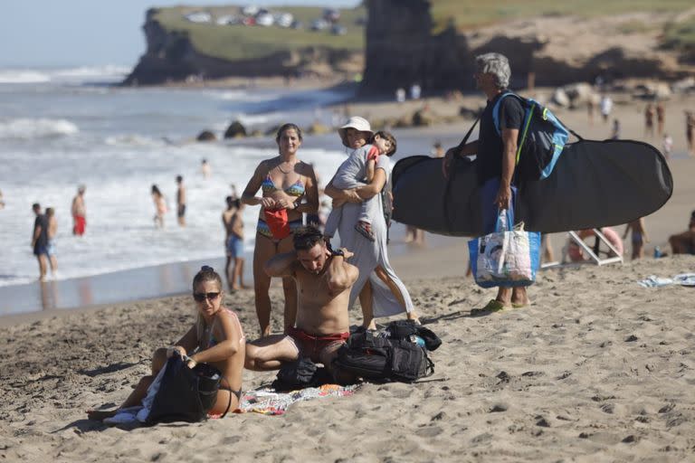 Algunos turistas disfrutaron del mar y las olas, la mayoría tuvo que usar protector solar para permanecer en las playas de Chapadmalal