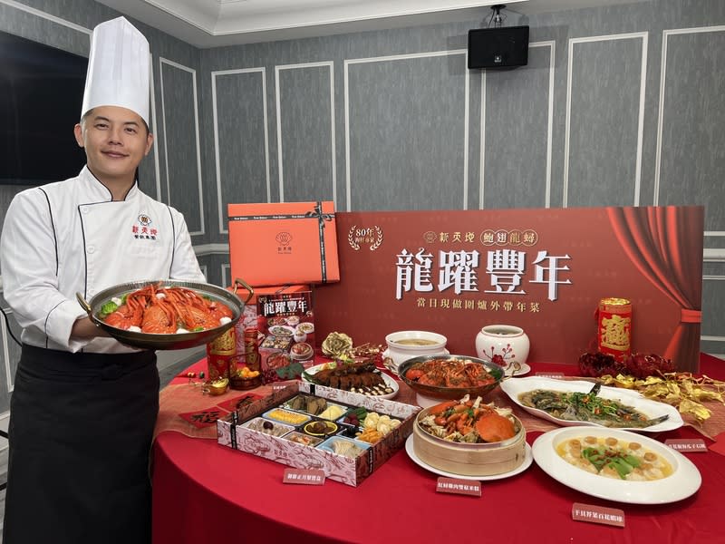 中市餐飲業者推外帶年菜搶商機 年關將近，台中市多家飯店及餐飲業者紛紛推出外帶 年菜搶攻商機，而且還祭出早鳥價，提前預訂可享優 惠。 中央社記者郝雪卿攝  112年12月29日 