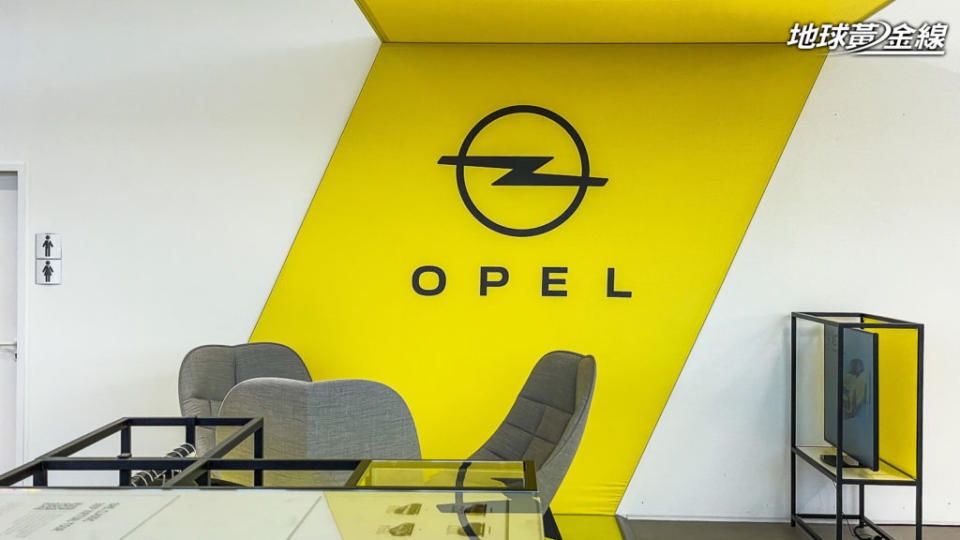 Opel展間面對正面牆壁上設計有鮮明的黃色斜線與Opel廠徽。(攝影/ 陳奕宏)