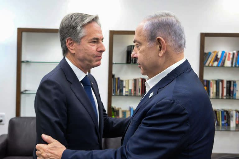 El primer ministro de Israel, Benjamin Netanyahu, recibe al secretario de Estado de los Estados Unidos, Antony Blinken, en Tel Aviv el 3 de noviembre de 2023.